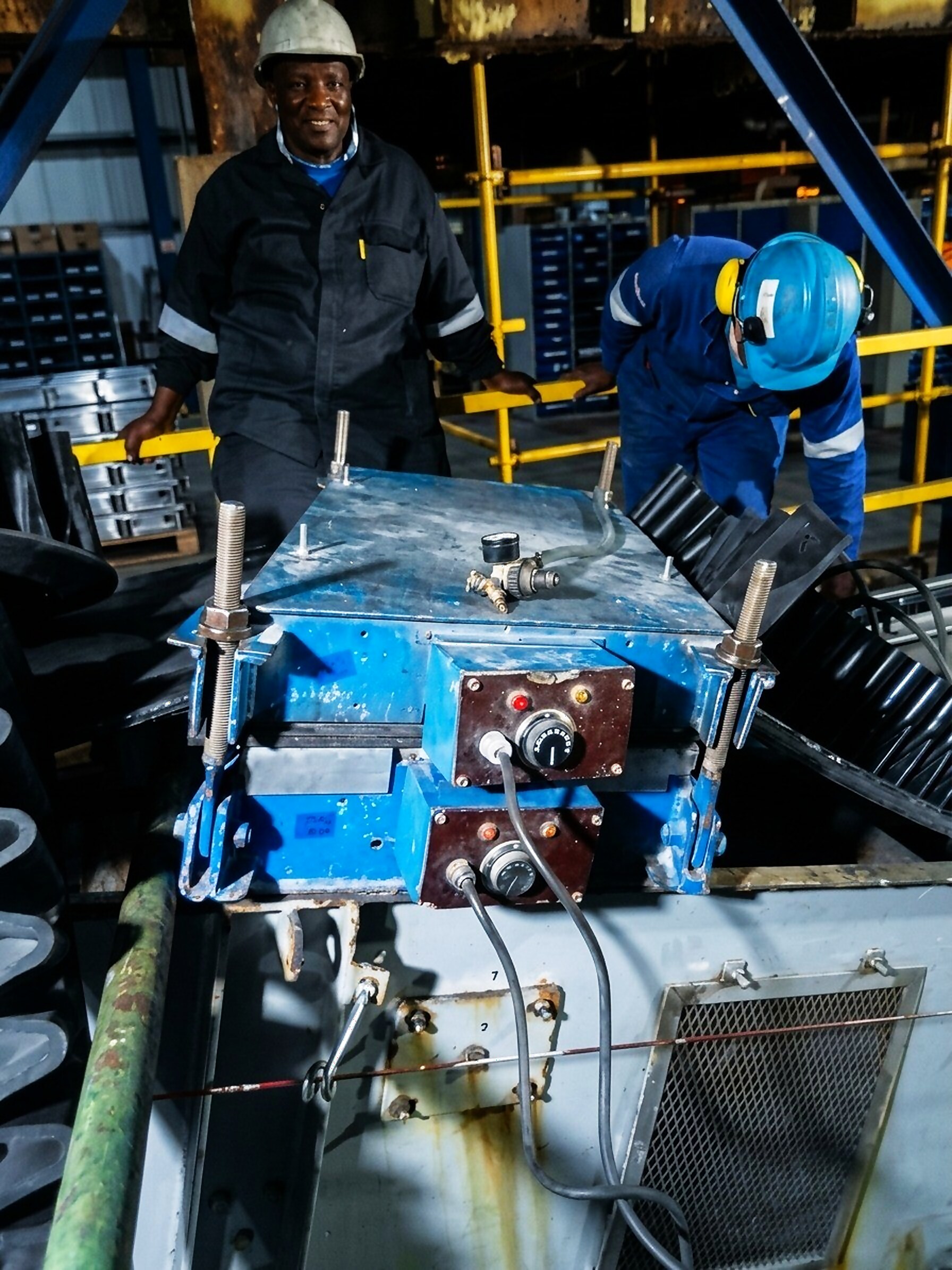 Lungisani vulcanizing press curing a conveyor belt splice in the workshop